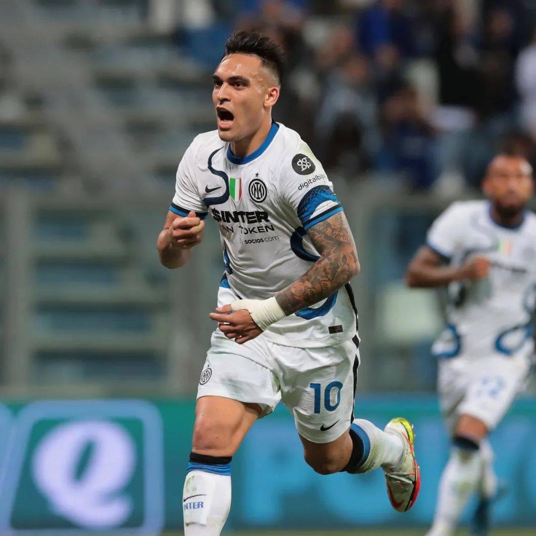 关于瓦伦西亚爆冷那不勒斯，范佩西打破历史纪录的信息