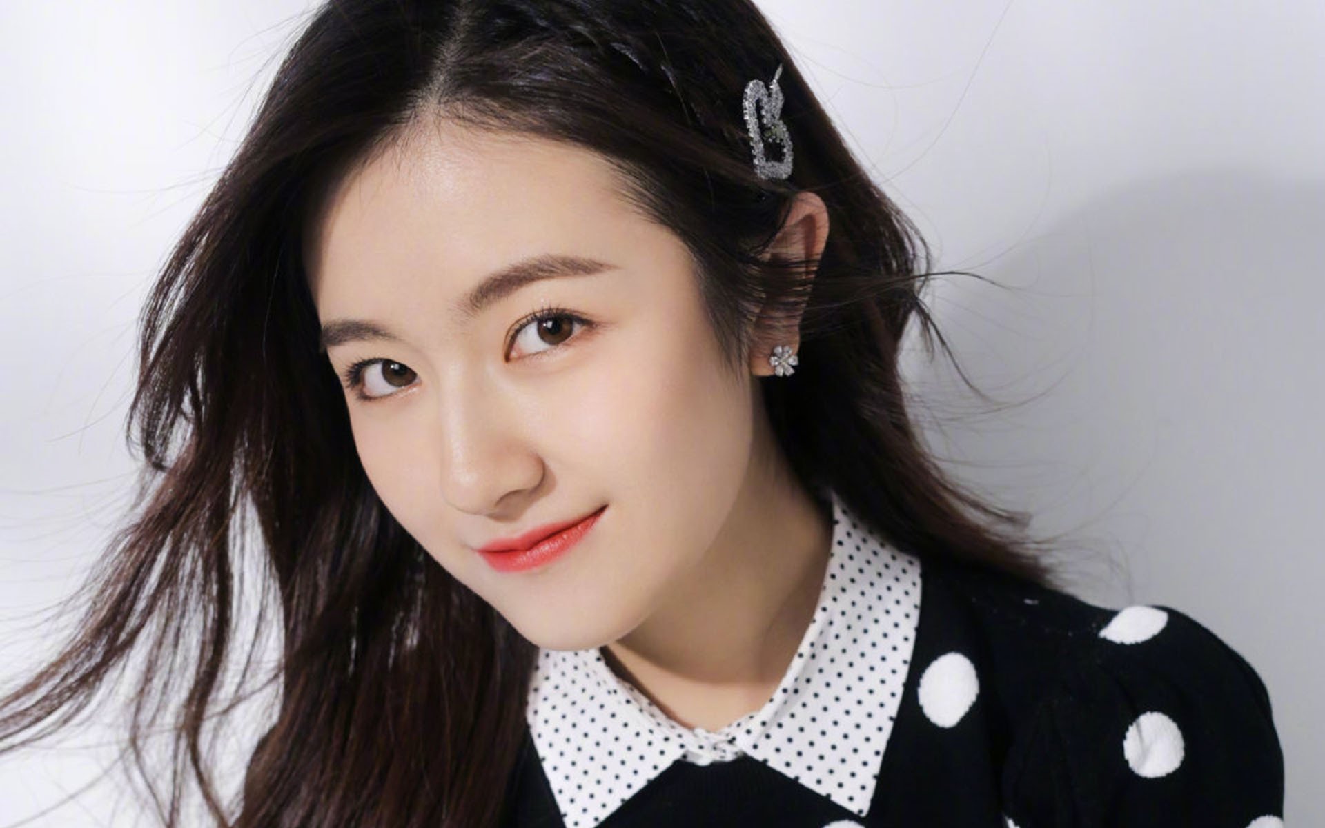 跨越太平洋的篮球对话，快船慈善夜轻取山东，浓眉哥暴力美学点燃深圳湾