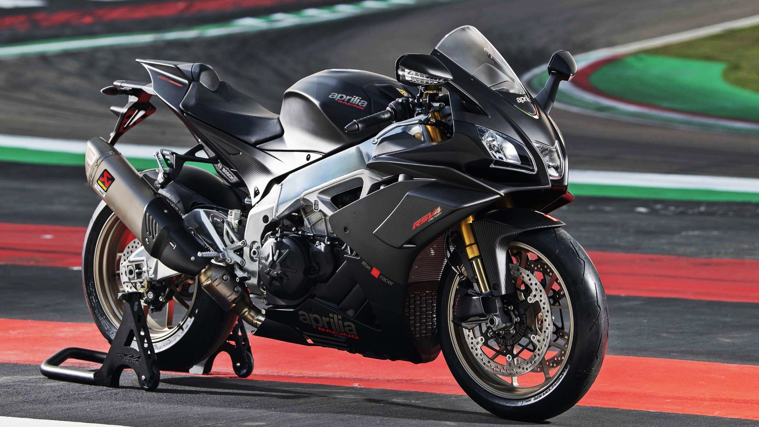 狭路相逢，爱德华兹在虚构对决中证明，真正的对手是自己