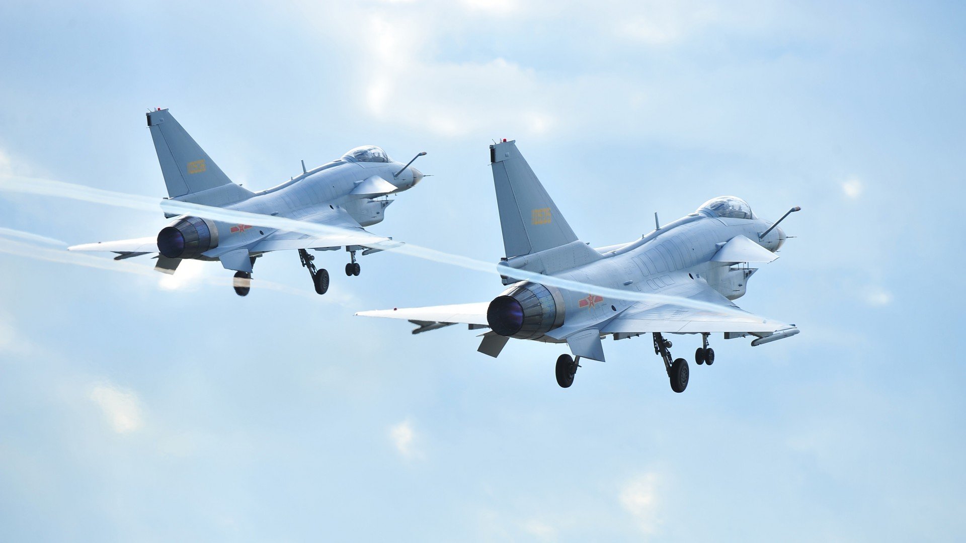 北美双重奏，世界杯聚光灯下的绿茵场与生死战的硬木地板